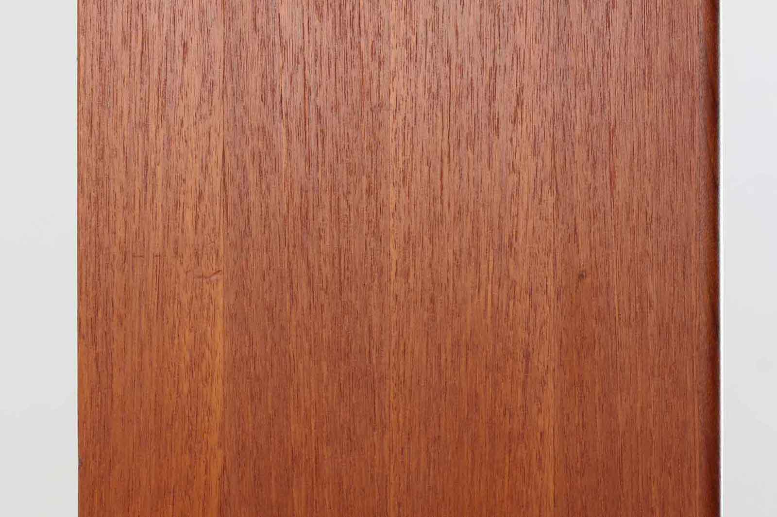 スウェーデンより買い付けたブックシェルフです。本体には良質なチーク材が使用されており、ナチュラルなビーチ材との組み合わせがスウェーデン家具ならではのデザインです。上半分がオープンタイプになっており空間を圧迫する事なくお使いいただけます。