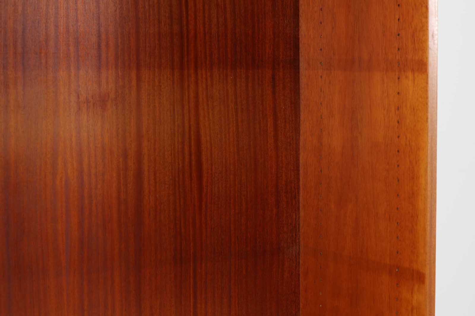 スウェーデンより買い付けたシェルフです。本体には良質なマホガニー材、脚にはビーチ材が使用されいます。