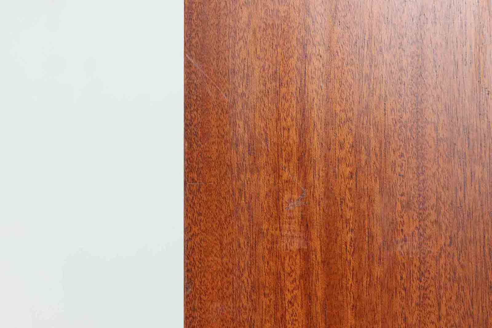 スウェーデンより買い付けたシェルフです。本体には良質なマホガニー材、脚にはビーチ材が使用されいます。