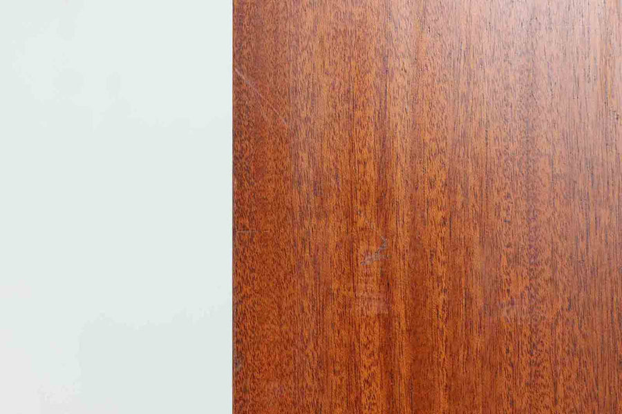 スウェーデンより買い付けたシェルフです。本体には良質なマホガニー材、脚にはビーチ材が使用されいます。