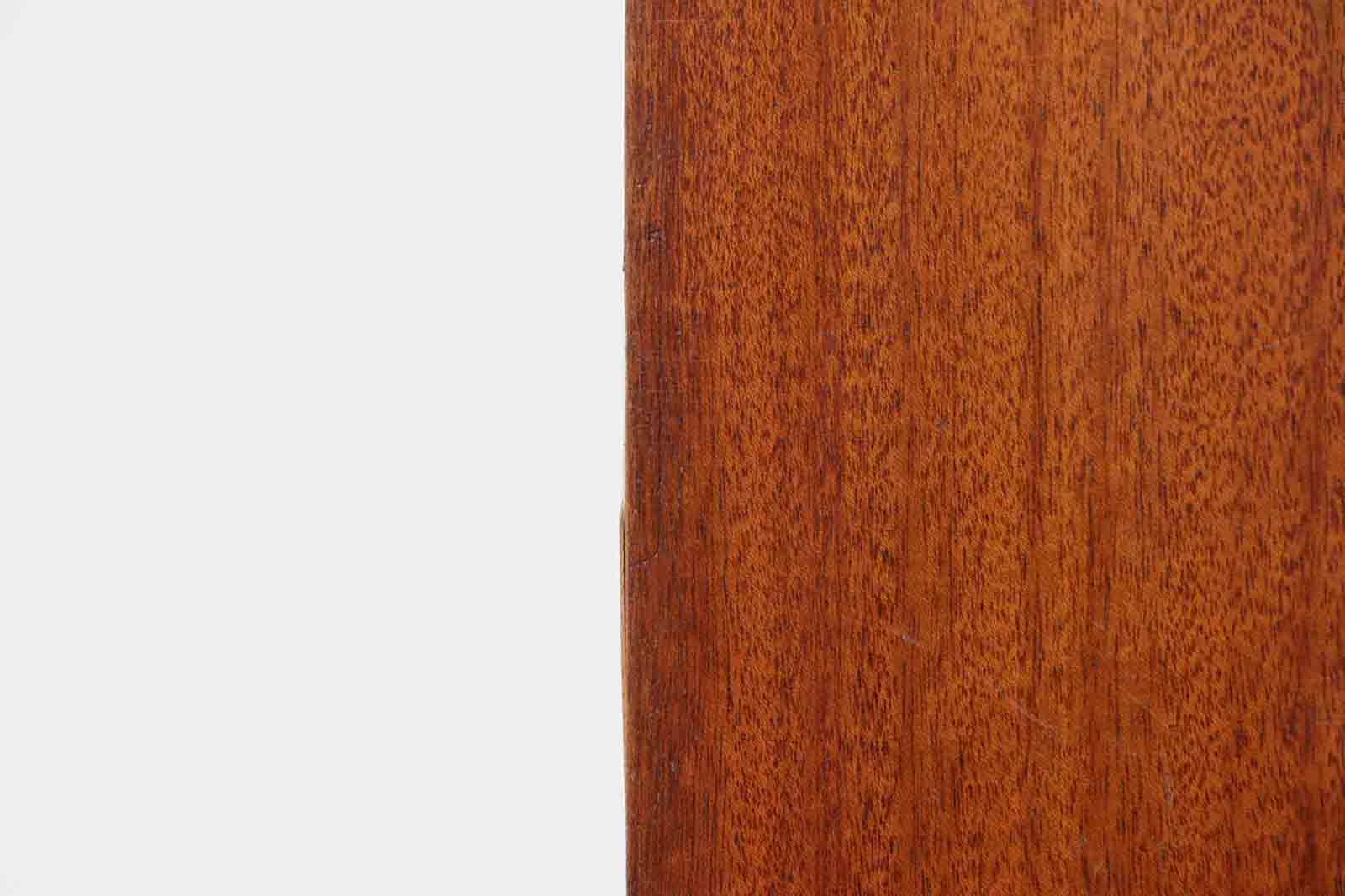 スウェーデンより買い付けたシェルフです。本体には良質なマホガニー材、脚にはビーチ材が使用されいます。
