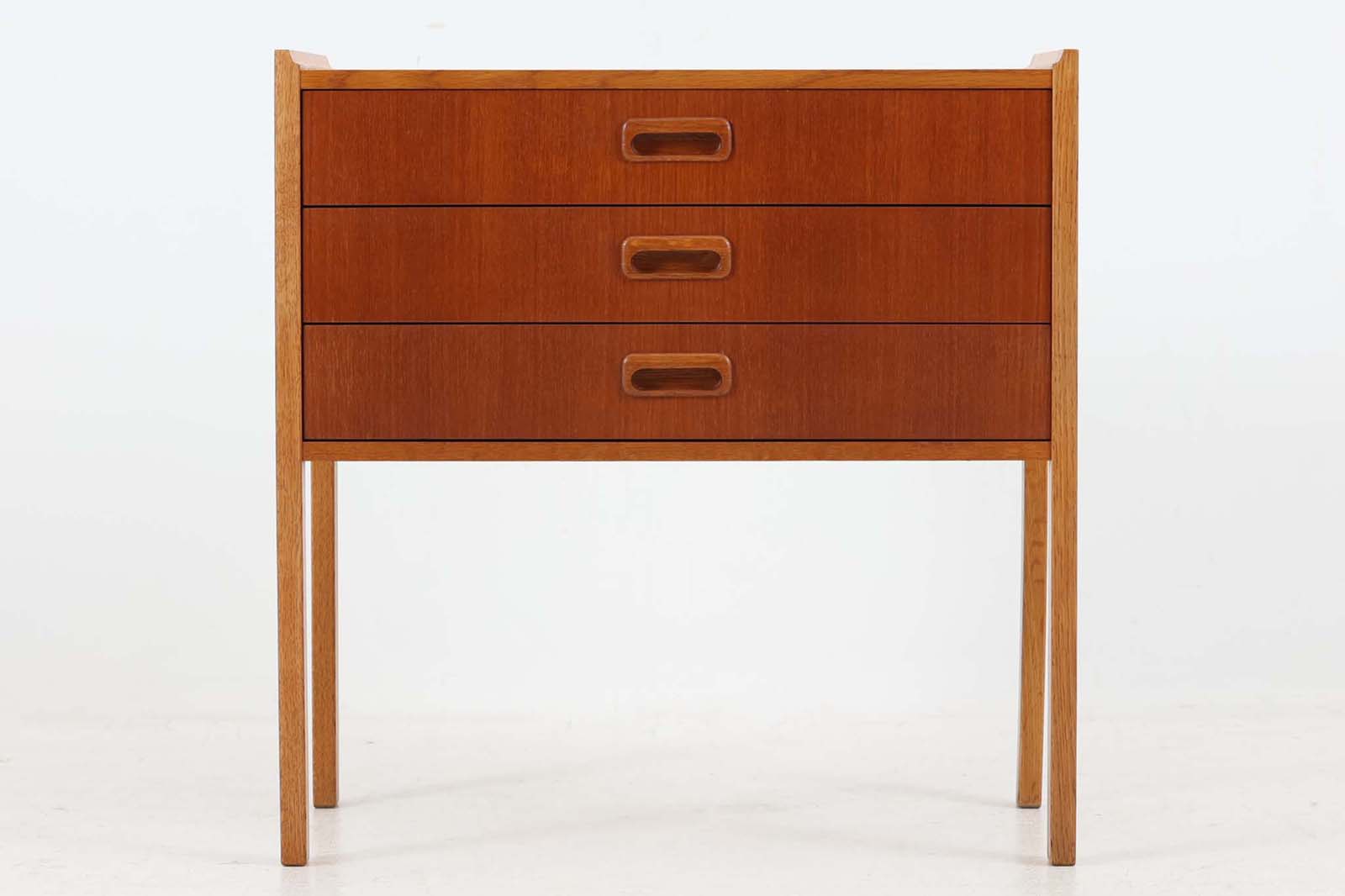 スウェーデンより買い付けた3段チェストです。脚が本体より伸びた珍しいデザインです。チーク材とオーク材の組み合わせが素敵です。