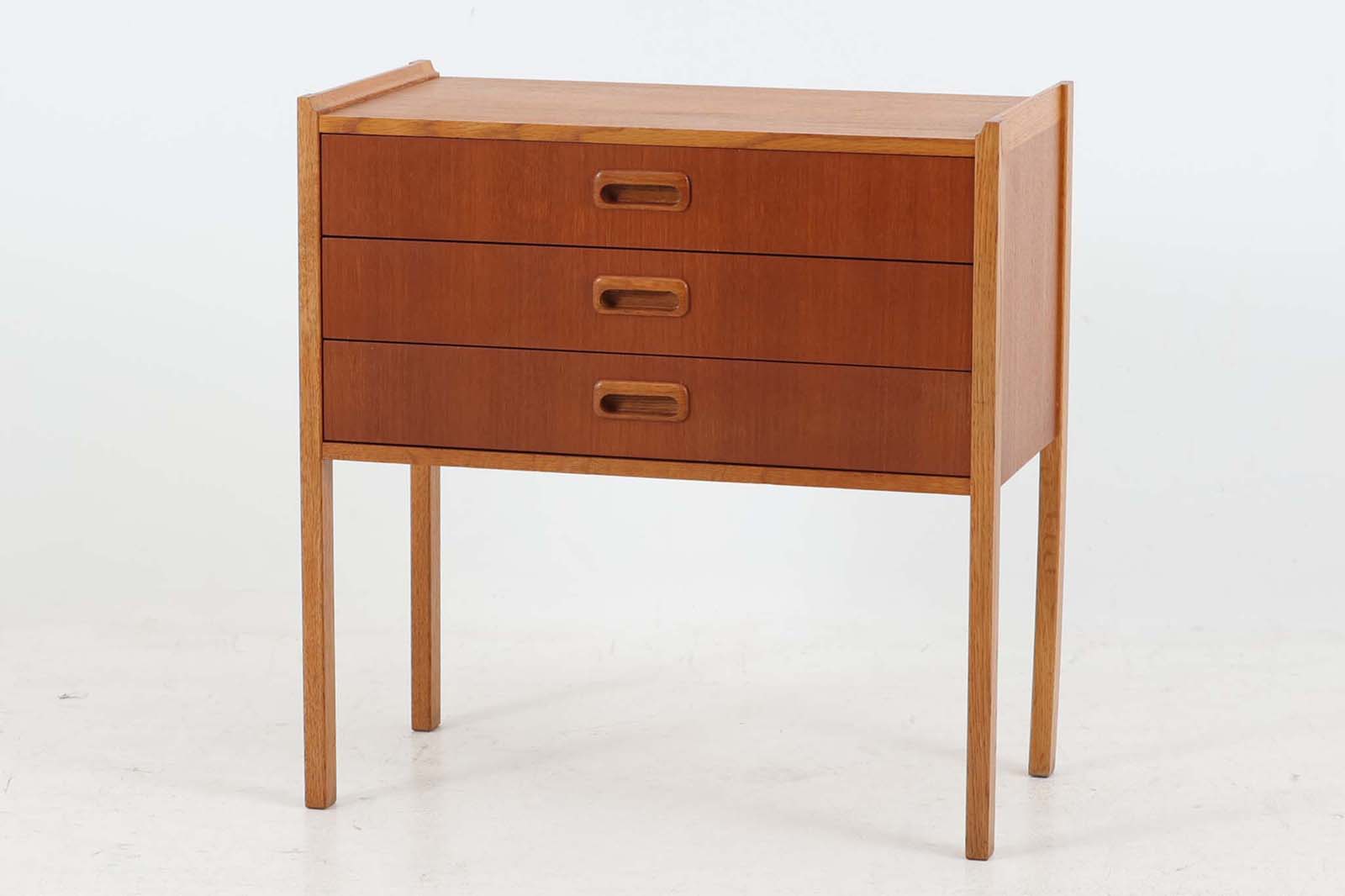 スウェーデンより買い付けた3段チェストです。脚が本体より伸びた珍しいデザインです。チーク材とオーク材の組み合わせが素敵です。