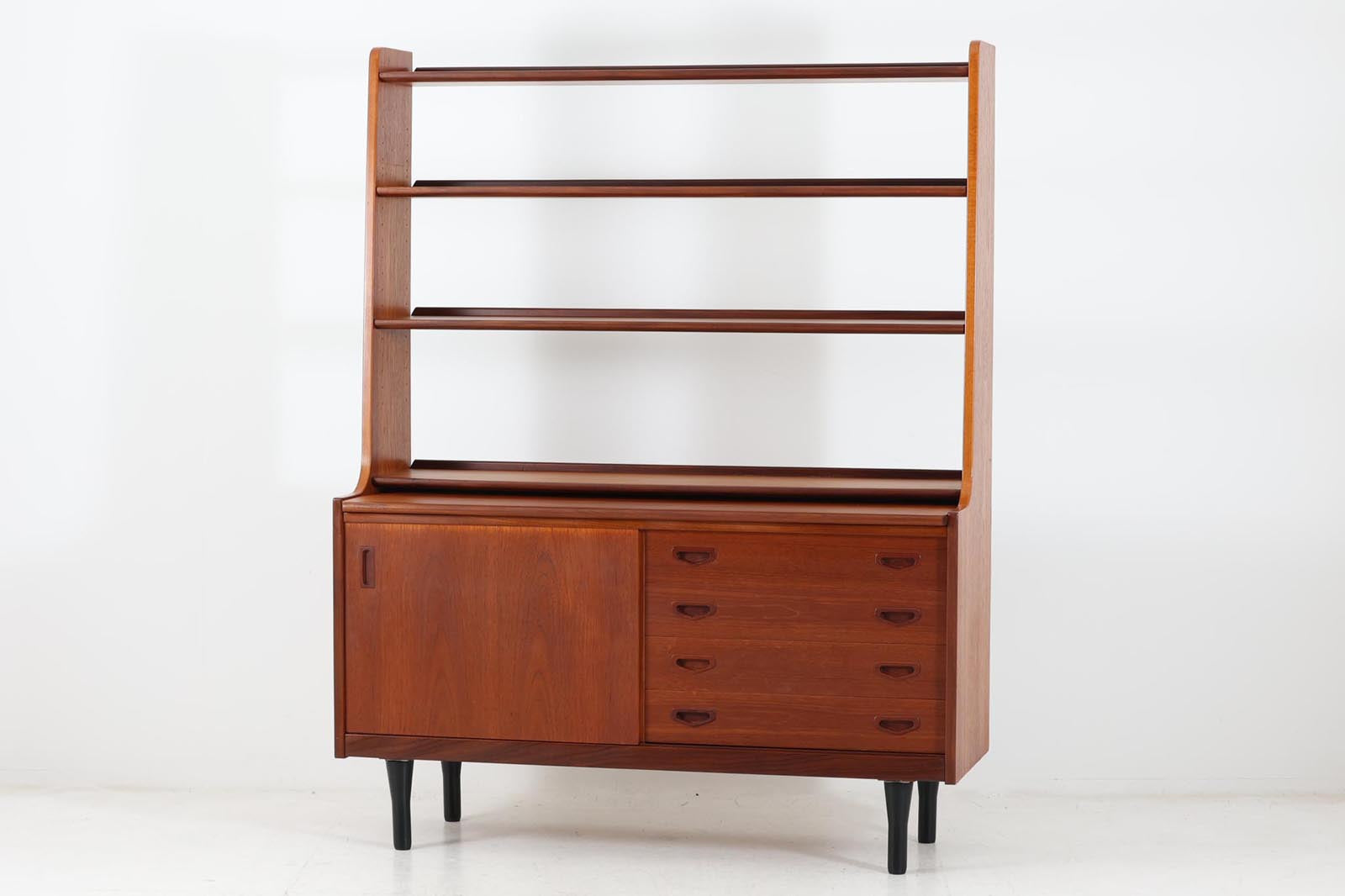 スウェーデンより買い付けたこちらのシェルフは、全体的にはオープンタイプですっきりとした印象です。カップボードや飾り棚としてご検討下さい。引き棚と引き出しが付属しており収納力があるため使い勝手も良好です。