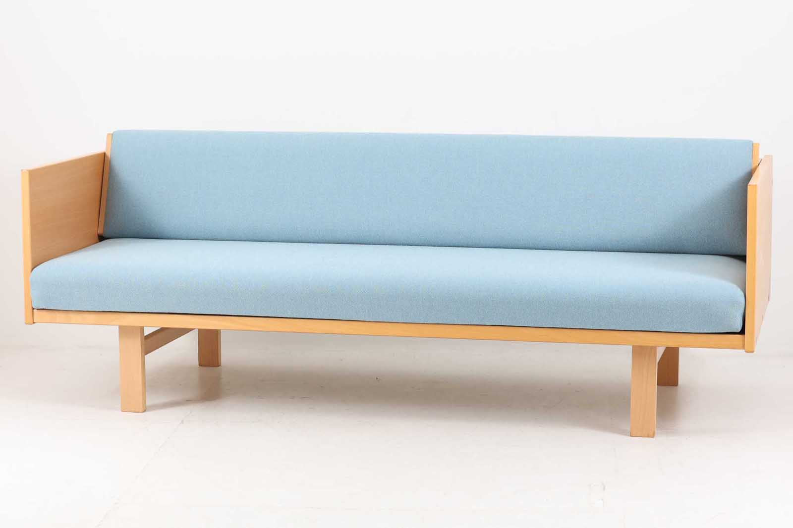 北欧より買い付けたGETAmA社製デイベッドです。学生寮の為にデザインされた物で、無駄な装飾を省いたフレキシブルなソファです。名前の通り、背もたれを上げるとベッドになります。GETAmA社は元々ベッドメーカーの為、寝心地も良好です。こちらはサイドパネルが付属したモデルです。