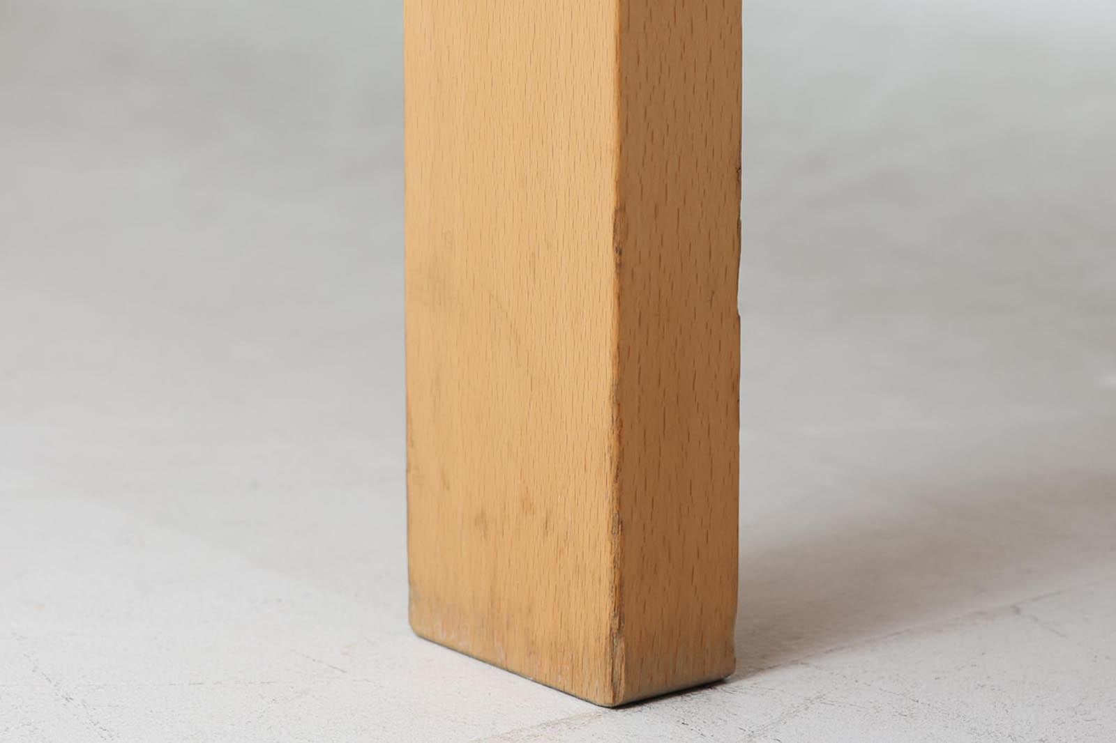 北欧より買い付けたGETAmA社製デイベッドです。学生寮の為にデザインされた物で、無駄な装飾を省いたフレキシブルなソファです。名前の通り、背もたれを上げるとベッドになります。GETAmA社は元々ベッドメーカーの為、寝心地も良好です。こちらはサイドパネルが付属したモデルです。