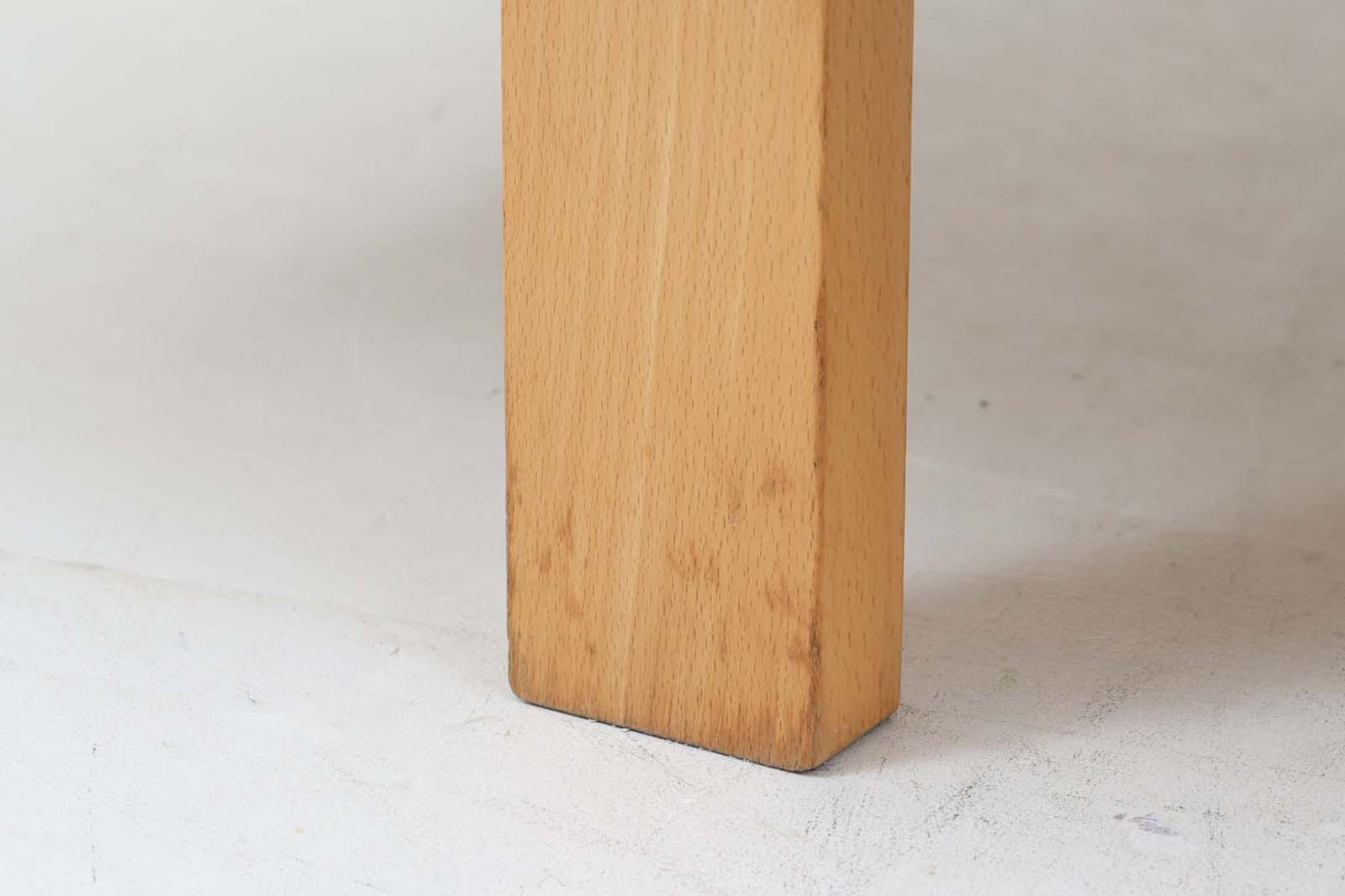 北欧より買い付けたGETAmA社製デイベッドです。学生寮の為にデザインされた物で、無駄な装飾を省いたフレキシブルなソファです。名前の通り、背もたれを上げるとベッドになります。GETAmA社は元々ベッドメーカーの為、寝心地も良好です。こちらはサイドパネルが付属したモデルです。