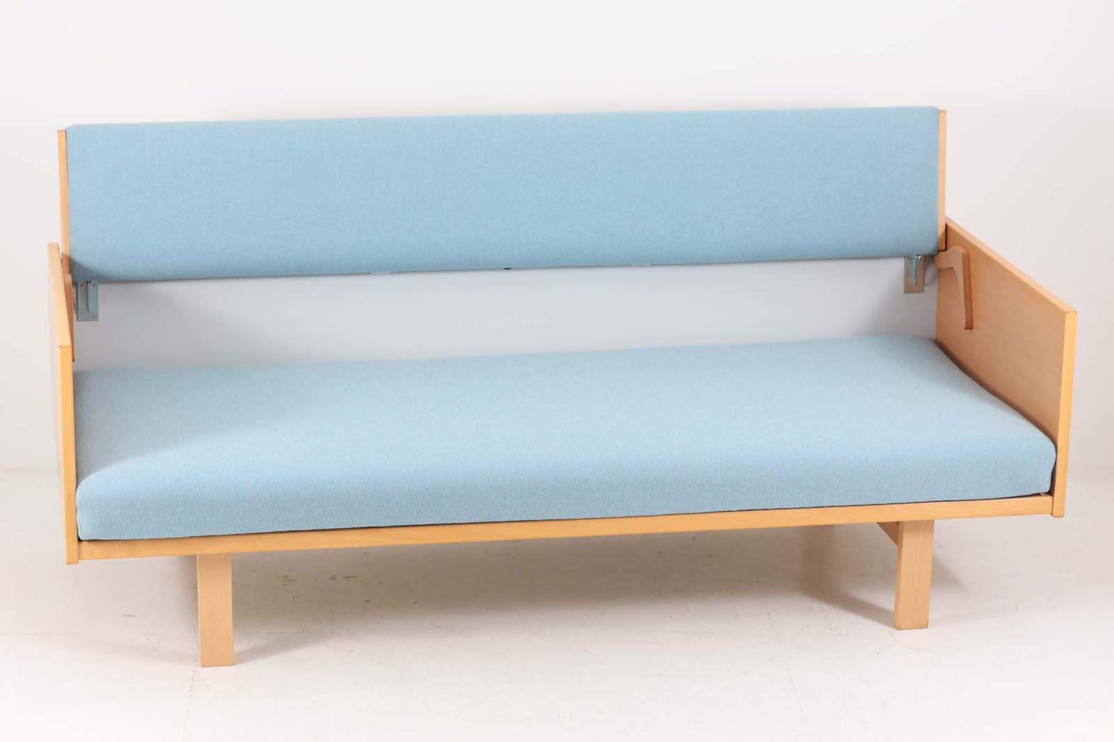 北欧より買い付けたGETAmA社製デイベッドです。学生寮の為にデザインされた物で、無駄な装飾を省いたフレキシブルなソファです。名前の通り、背もたれを上げるとベッドになります。GETAmA社は元々ベッドメーカーの為、寝心地も良好です。こちらはサイドパネルが付属したモデルです。