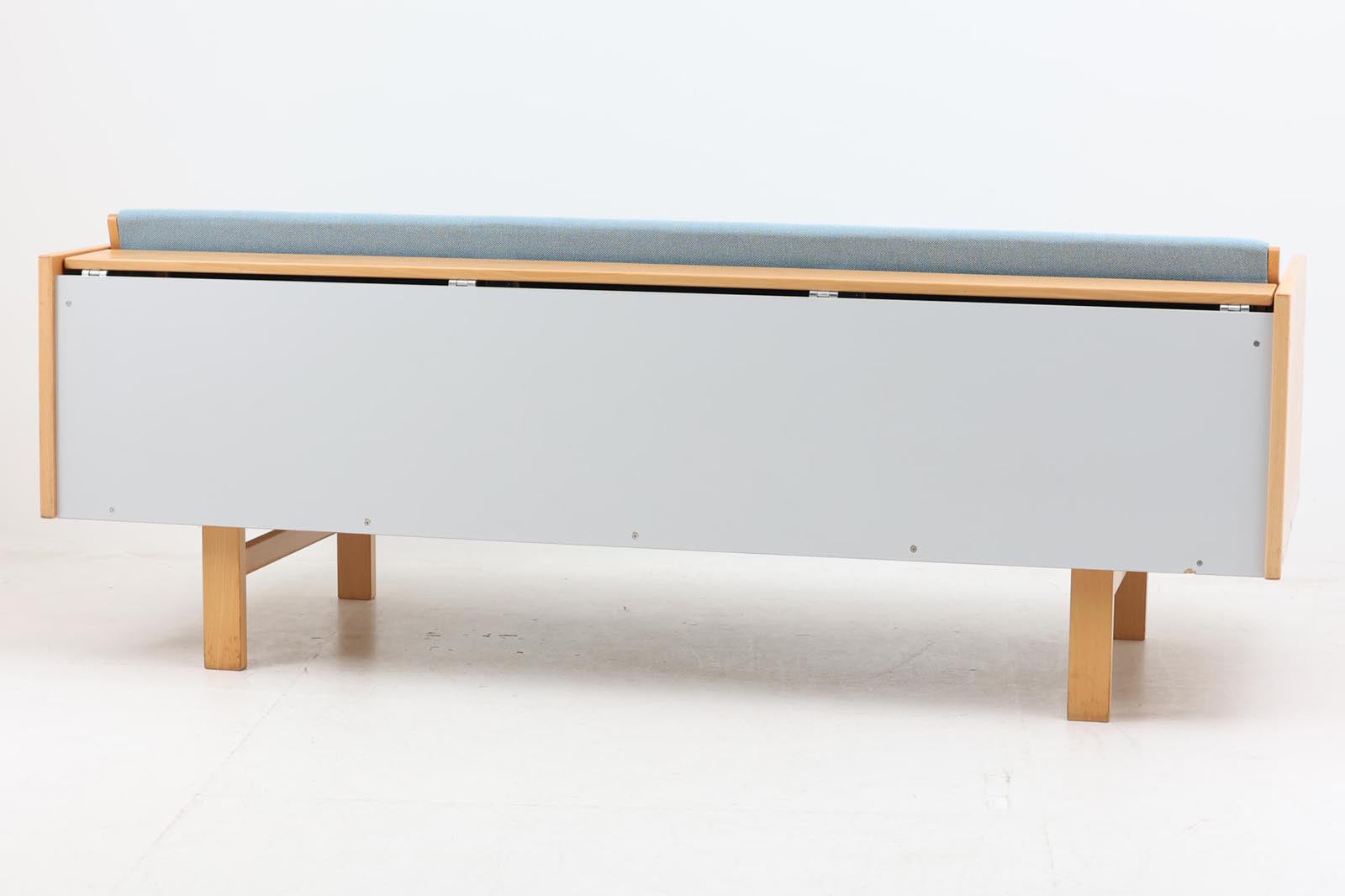 北欧より買い付けたGETAmA社製デイベッドです。学生寮の為にデザインされた物で、無駄な装飾を省いたフレキシブルなソファです。名前の通り、背もたれを上げるとベッドになります。GETAmA社は元々ベッドメーカーの為、寝心地も良好です。こちらはサイドパネルが付属したモデルです。