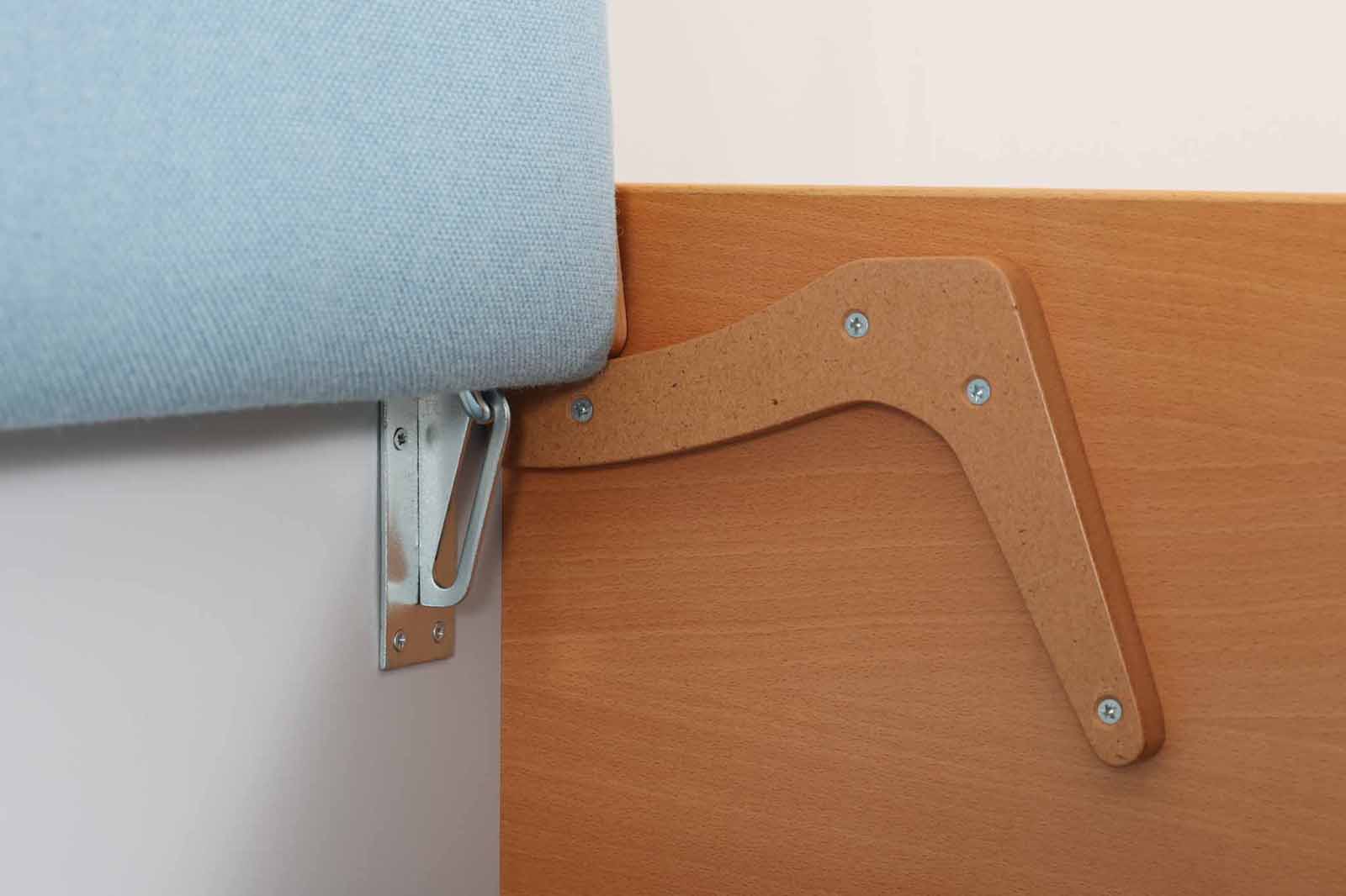 北欧より買い付けたGETAmA社製デイベッドです。学生寮の為にデザインされた物で、無駄な装飾を省いたフレキシブルなソファです。名前の通り、背もたれを上げるとベッドになります。GETAmA社は元々ベッドメーカーの為、寝心地も良好です。こちらはサイドパネルが付属したモデルです。