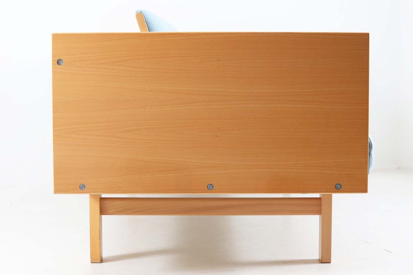 北欧より買い付けたGETAmA社製デイベッドです。学生寮の為にデザインされた物で、無駄な装飾を省いたフレキシブルなソファです。名前の通り、背もたれを上げるとベッドになります。GETAmA社は元々ベッドメーカーの為、寝心地も良好です。こちらはサイドパネルが付属したモデルです。