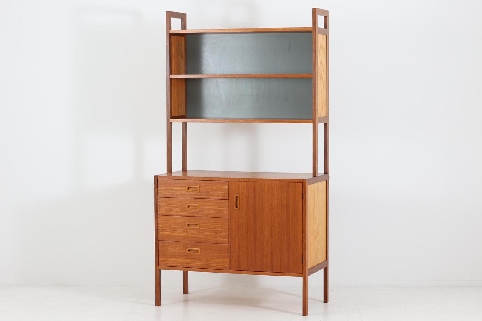 スウェーデンより買い付けたオープンシェルフです。引き出し4杯と扉があるフレキシブルなデザインです。オープンタイプなので、置く場所を選ばずご使用いただけます。本体には良質チーク材が使用されています。