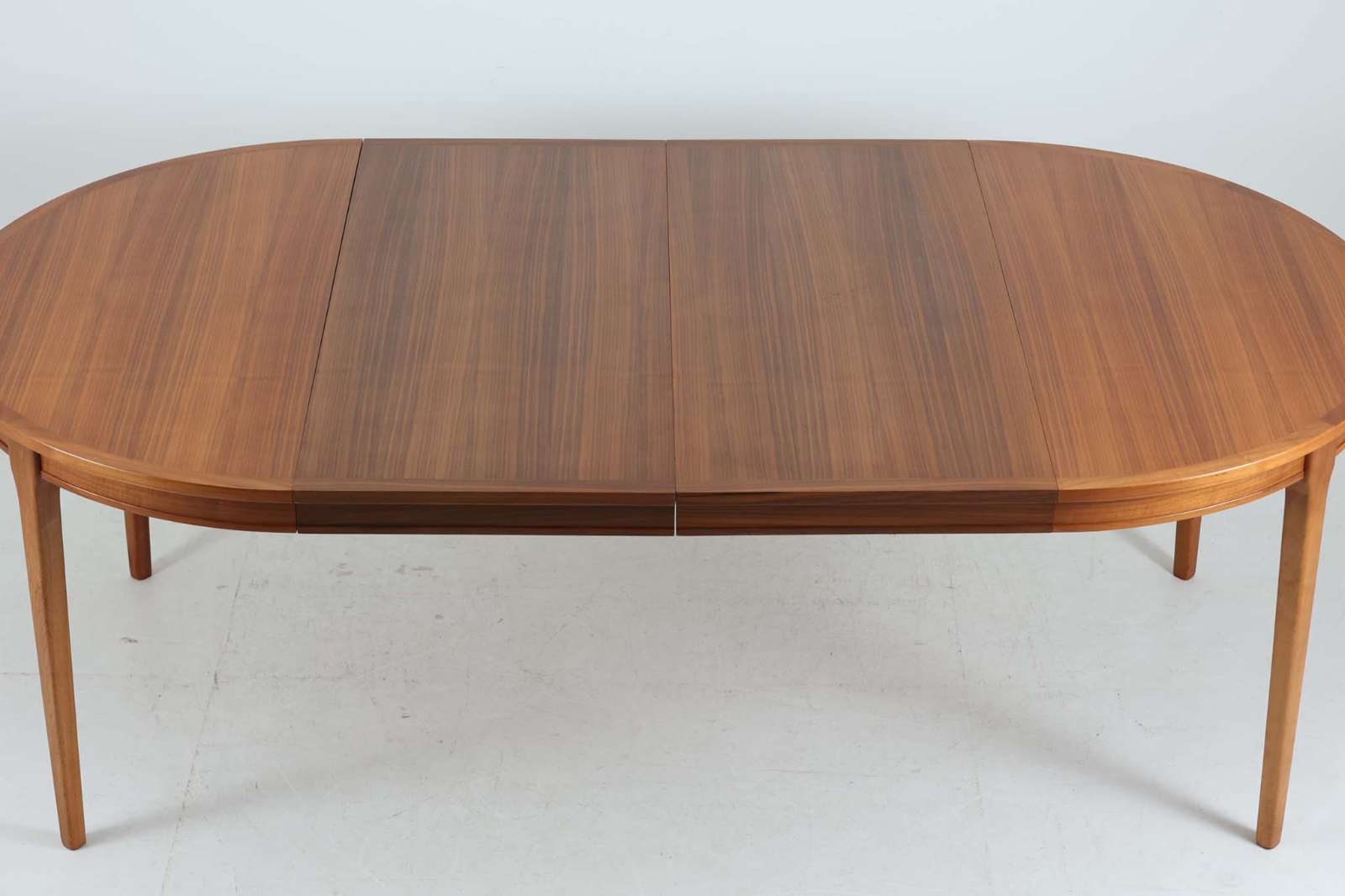 北欧より買い付けた、円形のダイニングテーブルです。急な来客時にも対応できるエクステンションタイプです。良質なチーク材が使用されていますのでお部屋に暖かみを与えてくれそうです。円形のため拡張板は別保管となります。