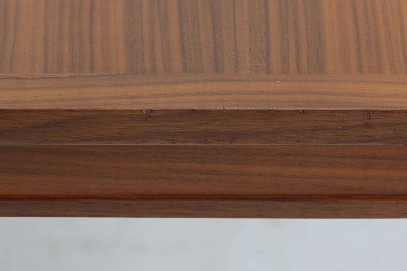 北欧より買い付けた、円形のダイニングテーブルです。急な来客時にも対応できるエクステンションタイプです。良質なチーク材が使用されていますのでお部屋に暖かみを与えてくれそうです。円形のため拡張板は別保管となります。