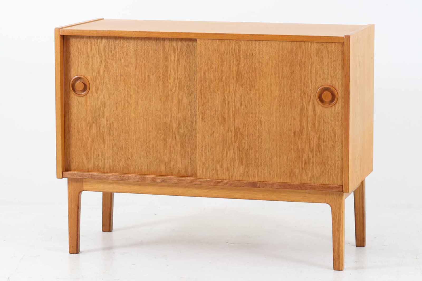 北欧より買い付けたローボードです。シンプルなフォルムで、良質なオーク材が使用されており、経年変化により濃くなった色味が魅力的です。