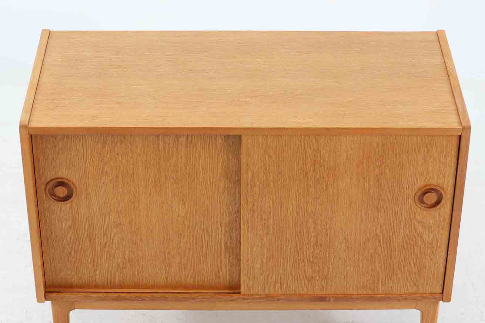 北欧より買い付けたローボードです。シンプルなフォルムで、良質なオーク材が使用されており、経年変化により濃くなった色味が魅力的です。