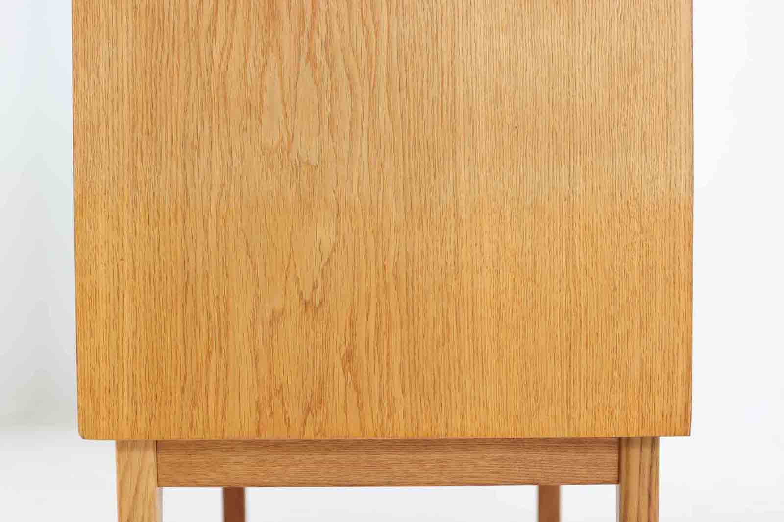 北欧より買い付けたローボードです。シンプルなフォルムで、良質なオーク材が使用されており、経年変化により濃くなった色味が魅力的です。