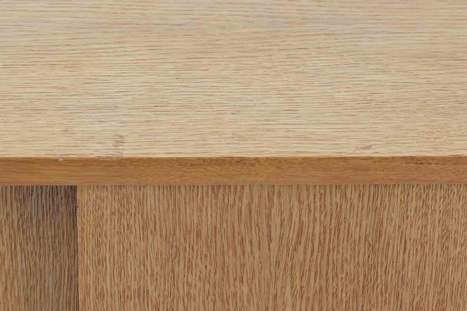 北欧より買い付けたローボードです。シンプルなフォルムで、良質なオーク材が使用されており、経年変化により濃くなった色味が魅力的です。