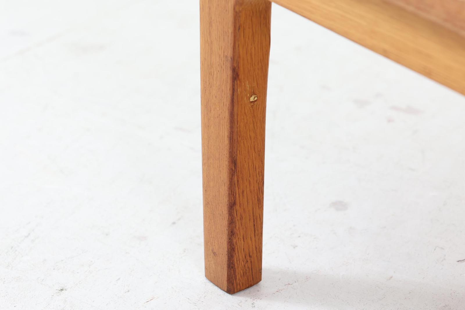 北欧より買い付けたローボードです。シンプルなフォルムで、良質なオーク材が使用されており、経年変化により濃くなった色味が魅力的です。