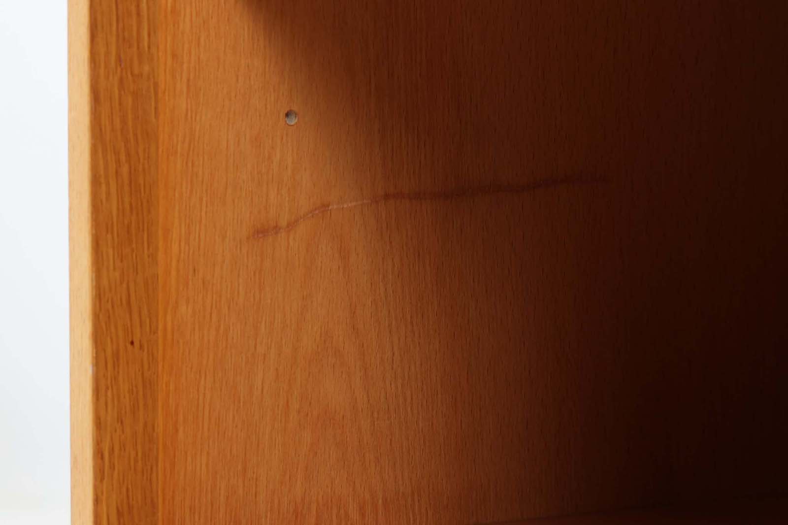 北欧より買い付けたローボードです。シンプルなフォルムで、良質なオーク材が使用されており、経年変化により濃くなった色味が魅力的です。