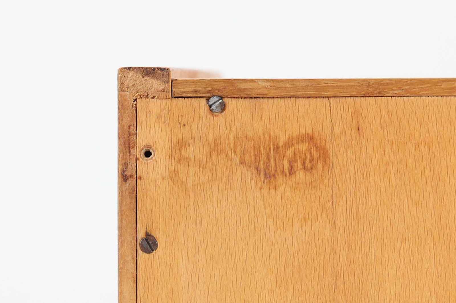 北欧より買い付けたローボードです。シンプルなフォルムで、良質なオーク材が使用されており、経年変化により濃くなった色味が魅力的です。