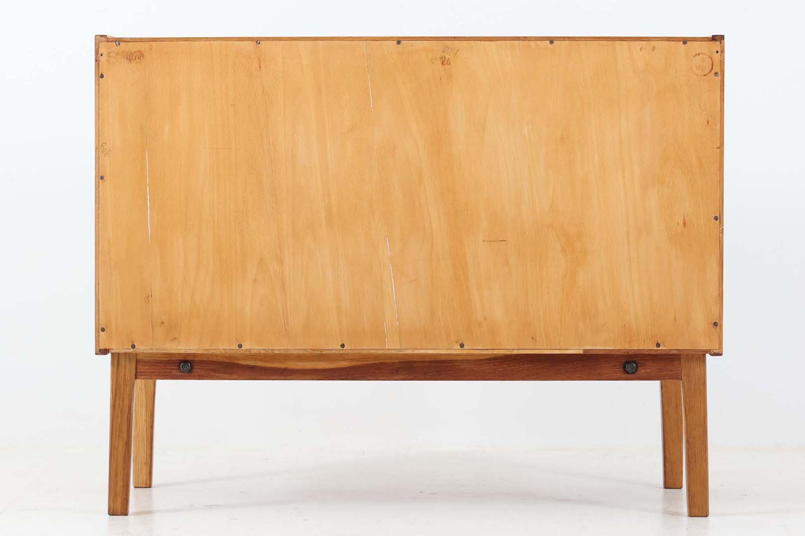 北欧より買い付けたローボードです。シンプルなフォルムで、良質なオーク材が使用されており、経年変化により濃くなった色味が魅力的です。