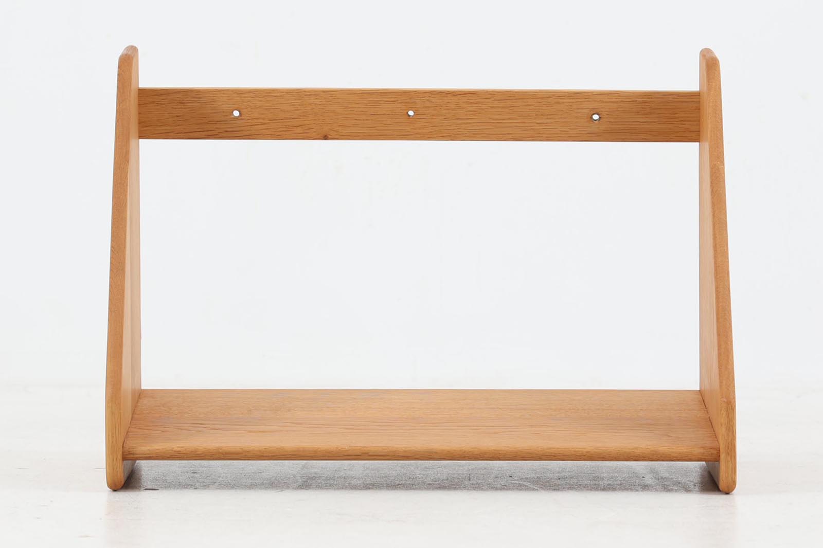 オーク材が使用されたシンプルな壁掛けシェルフです。"Wegner"によってデザインされ、"RYmobler社"によって製造された当時の物です。