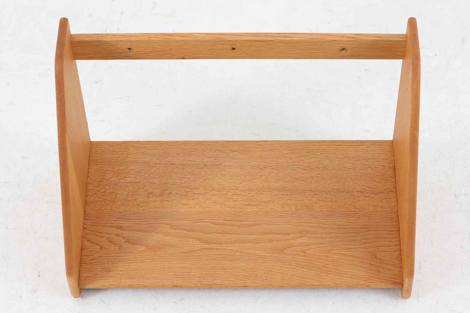 オーク材が使用されたシンプルな壁掛けシェルフです。"Wegner"によってデザインされ、"RYmobler社"によって製造された当時の物です。