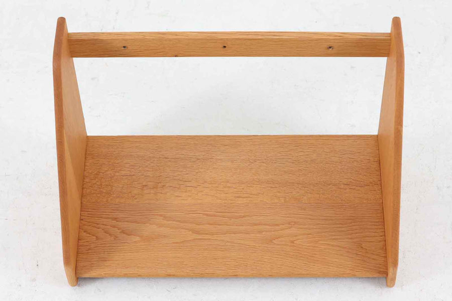 オーク材が使用されたシンプルな壁掛けシェルフです。"Wegner"によってデザインされ、"RYmobler社"によって製造された当時の物です。