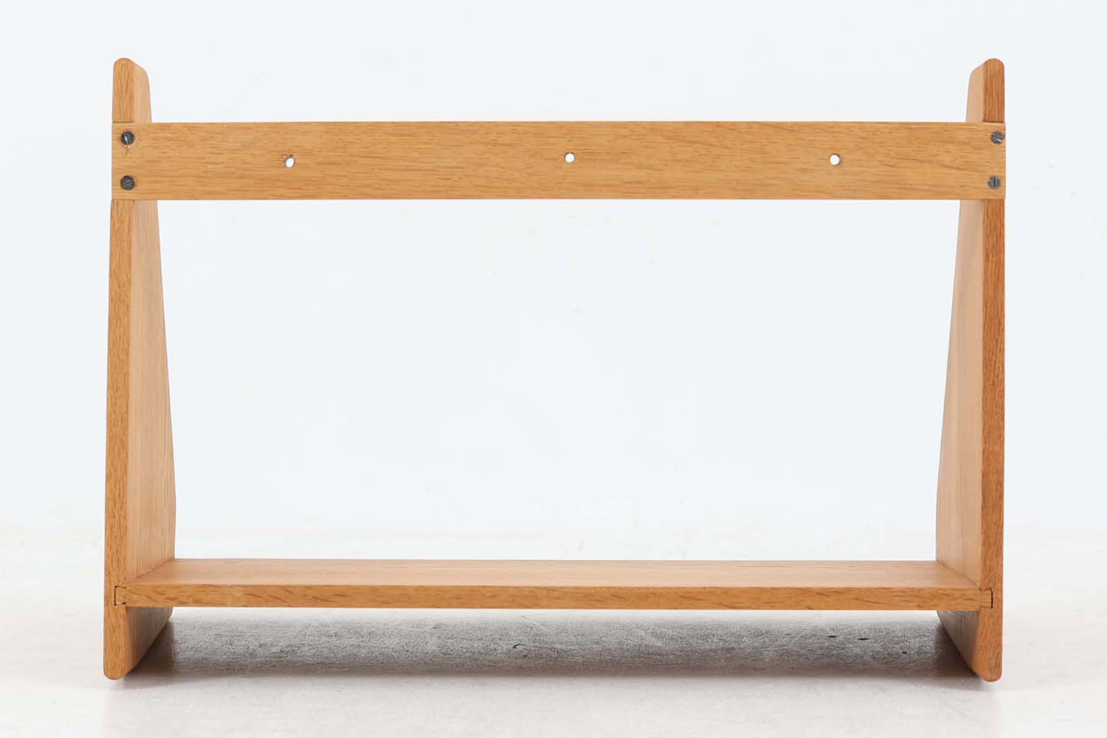 オーク材が使用されたシンプルな壁掛けシェルフです。"Wegner"によってデザインされ、"RYmobler社"によって製造された当時の物です。