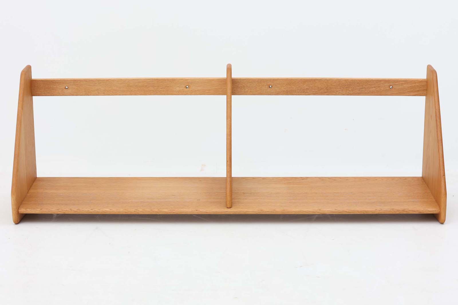 オーク材が使用されたシンプルな壁掛けシェルフです。"Wegner"によってデザインされ、"RYmobler社"によって製造された当時の物です。