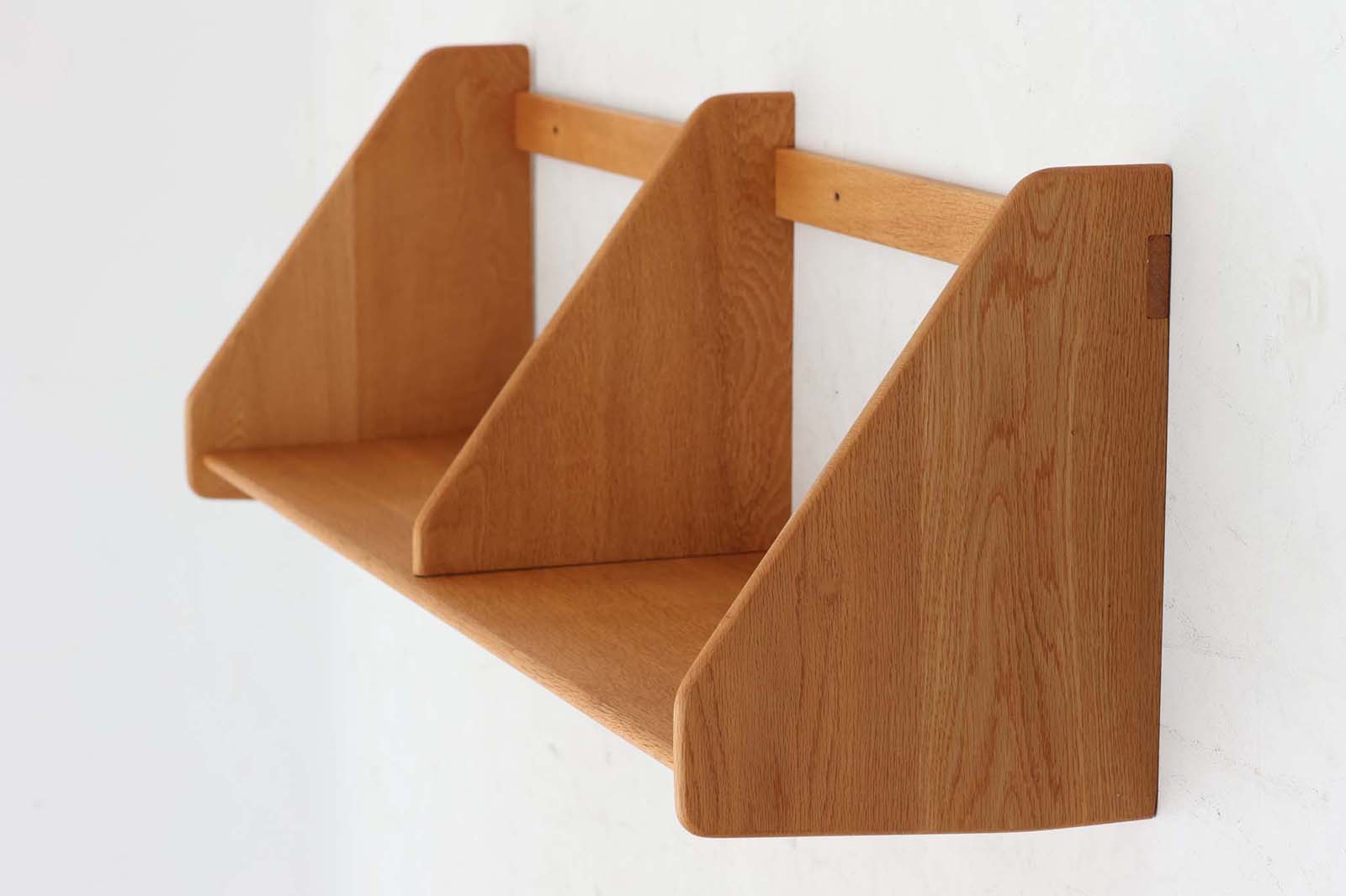 オーク材が使用されたシンプルな壁掛けシェルフです。"Wegner"によってデザインされ、"RYmobler社"によって製造された当時の物です。