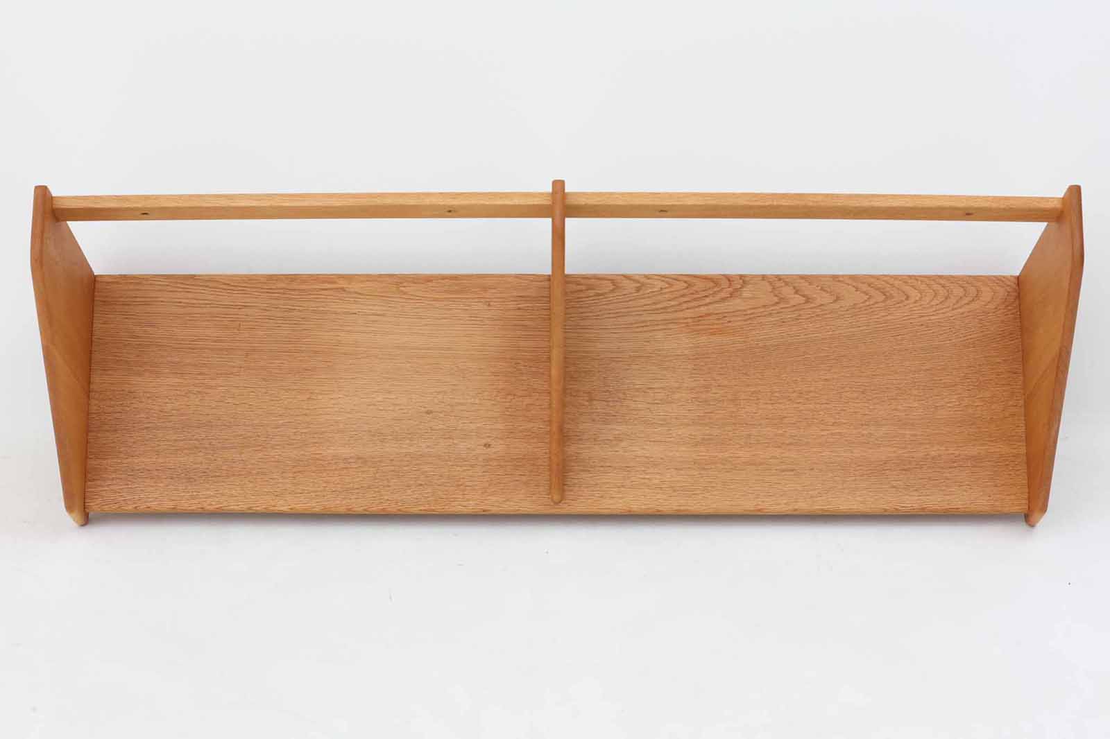 オーク材が使用されたシンプルな壁掛けシェルフです。"Wegner"によってデザインされ、"RYmobler社"によって製造された当時の物です。