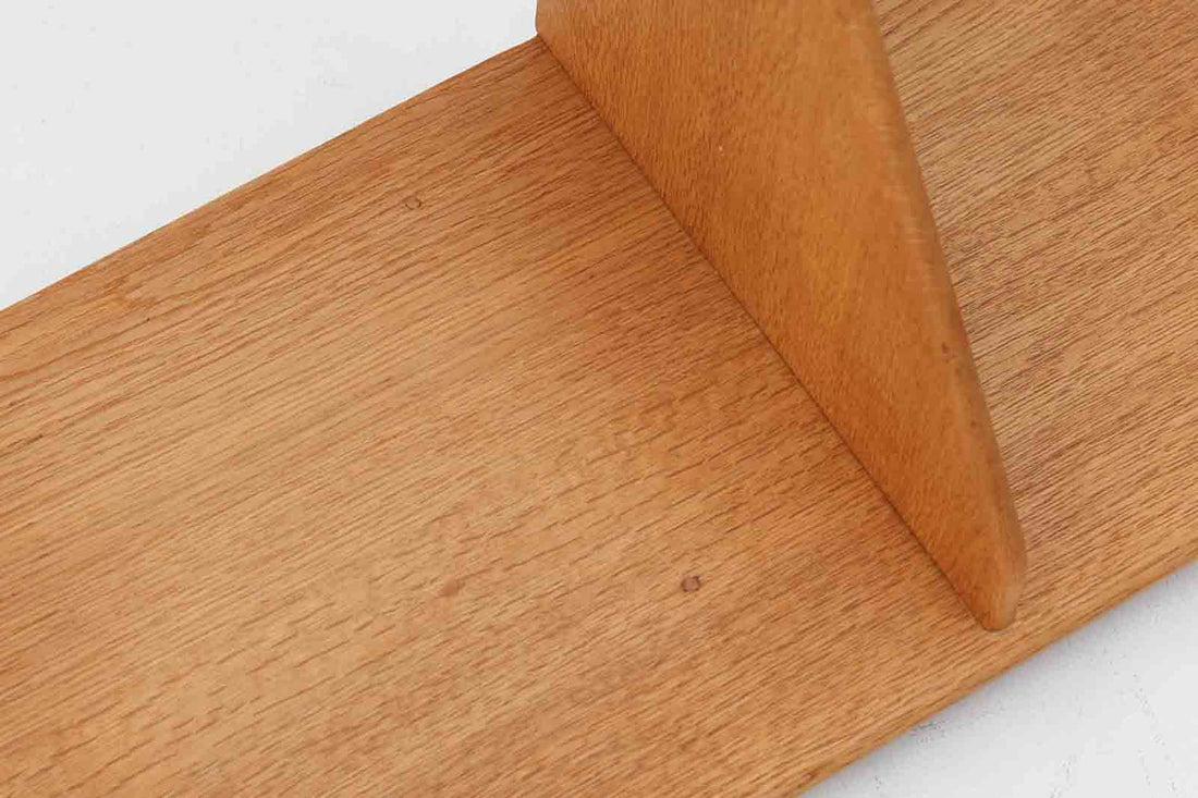 オーク材が使用されたシンプルな壁掛けシェルフです。"Wegner"によってデザインされ、"RYmobler社"によって製造された当時の物です。