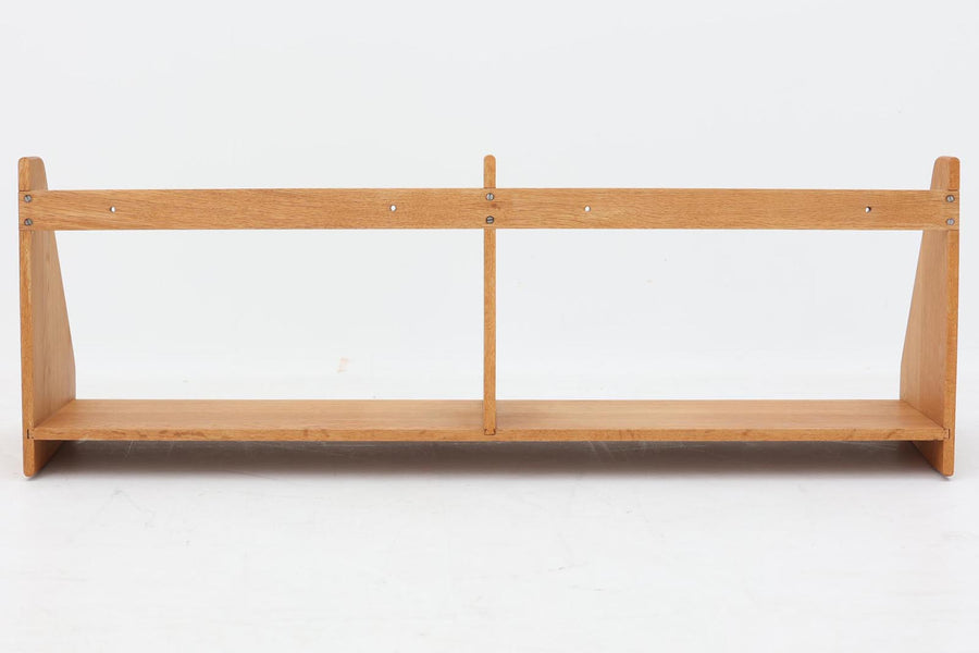 オーク材が使用されたシンプルな壁掛けシェルフです。"Wegner"によってデザインされ、"RYmobler社"によって製造された当時の物です。