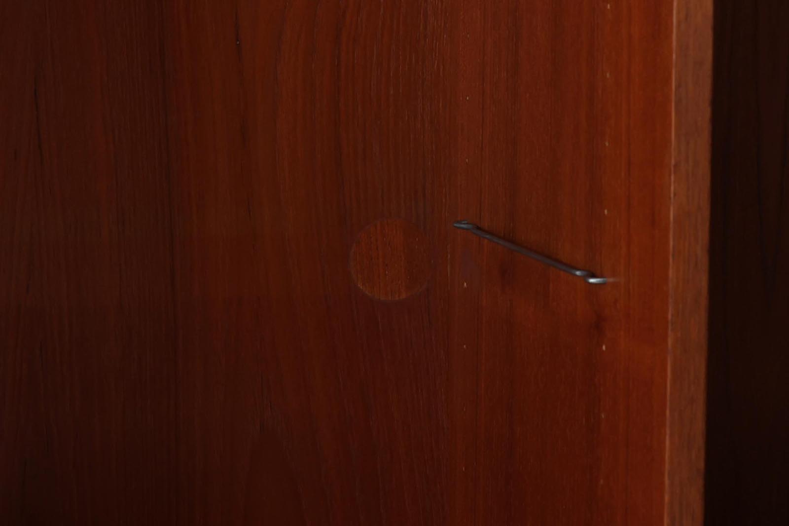 Hundevad&amp;amp;Co社製の造りが良いブックシェルフです。良質なオーク材が使用されています。大型で様々な本が収納可能です。PoulHundevadならではの棚板前面のスリットとタボが見えない設計により非常にすっきりとした印象に仕上がっています。