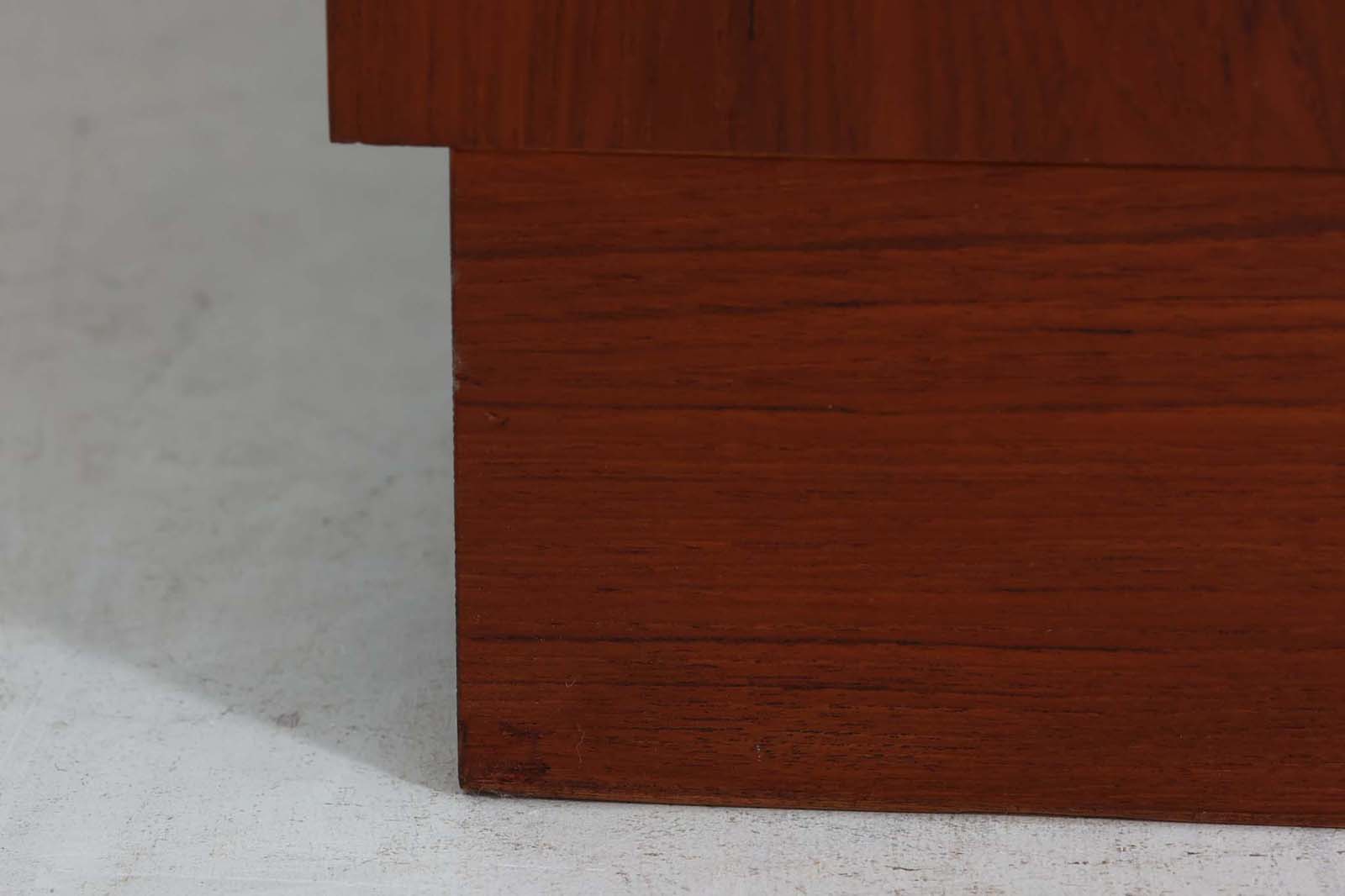 Hundevad&amp;amp;Co社製の造りが良いブックシェルフです。良質なオーク材が使用されています。大型で様々な本が収納可能です。PoulHundevadならではの棚板前面のスリットとタボが見えない設計により非常にすっきりとした印象に仕上がっています。