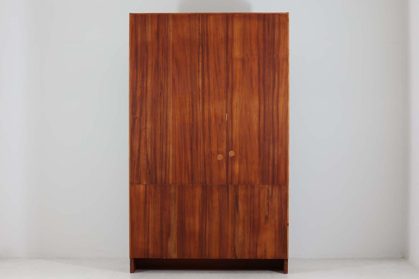 Hundevad&amp;amp;Co社製の造りが良いブックシェルフです。良質なオーク材が使用されています。大型で様々な本が収納可能です。PoulHundevadならではの棚板前面のスリットとタボが見えない設計により非常にすっきりとした印象に仕上がっています。