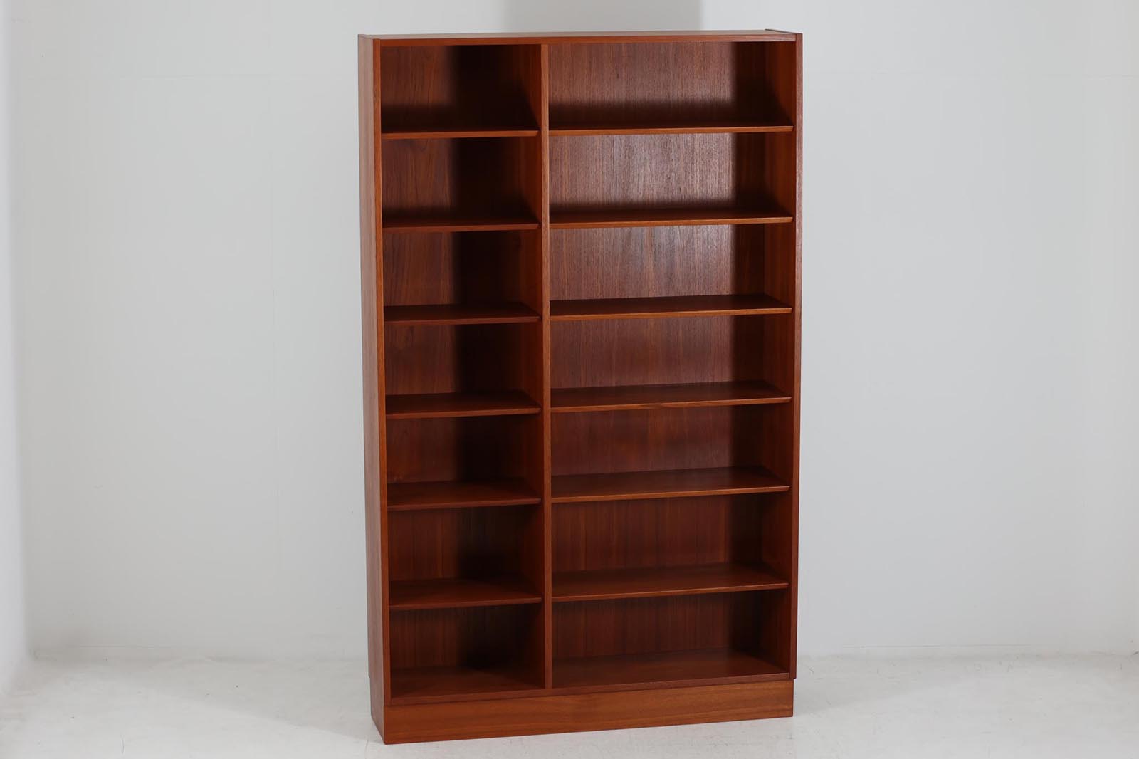 Hundevad&amp;amp;Co社製の造りが良いブックシェルフです。良質なオーク材が使用されています。大型で様々な本が収納可能です。PoulHundevadならではの棚板前面のスリットとタボが見えない設計により非常にすっきりとした印象に仕上がっています。