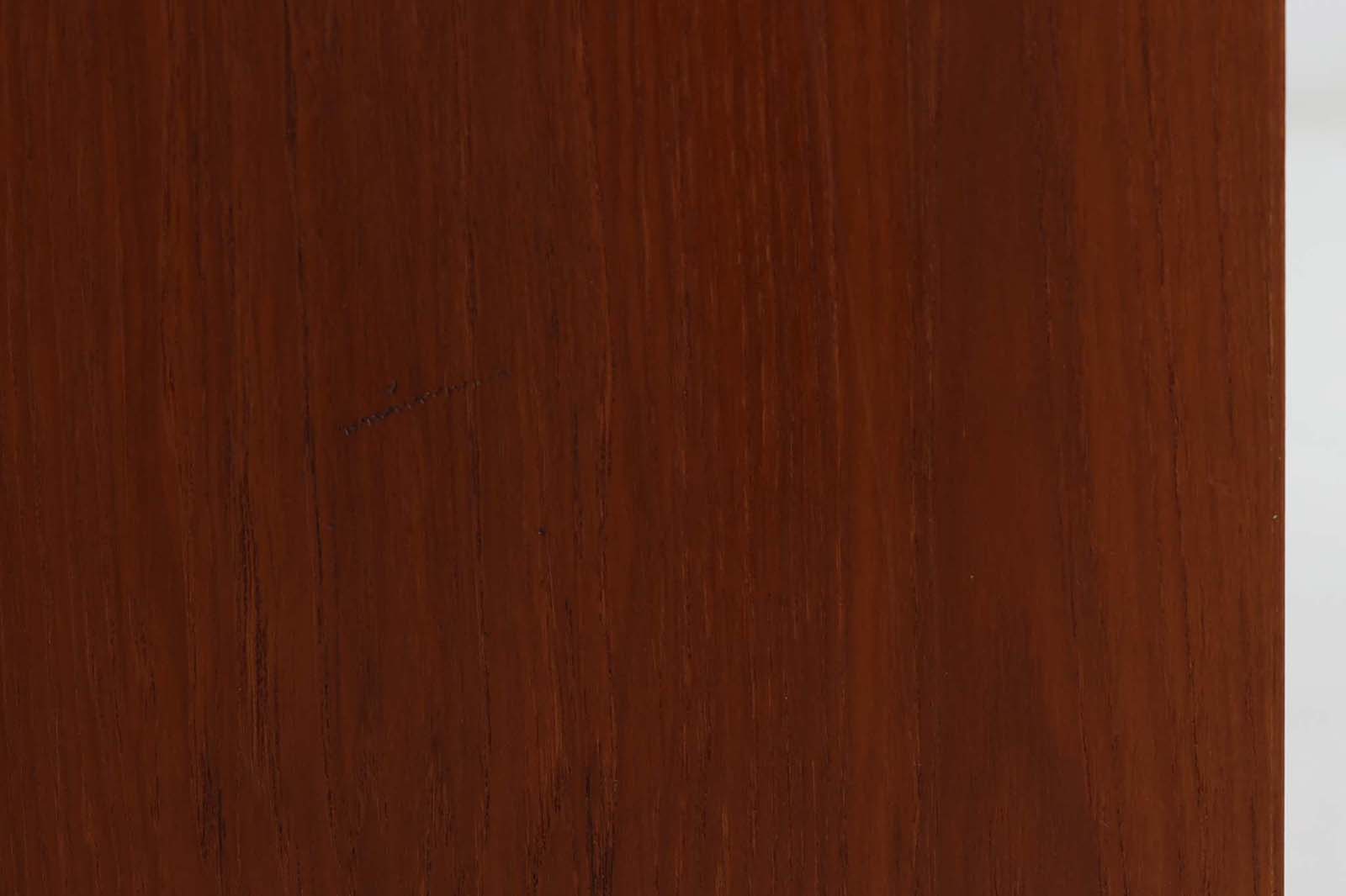 Hundevad&amp;amp;Co社製の造りが良いブックシェルフです。良質なオーク材が使用されています。大型で様々な本が収納可能です。PoulHundevadならではの棚板前面のスリットとタボが見えない設計により非常にすっきりとした印象に仕上がっています。