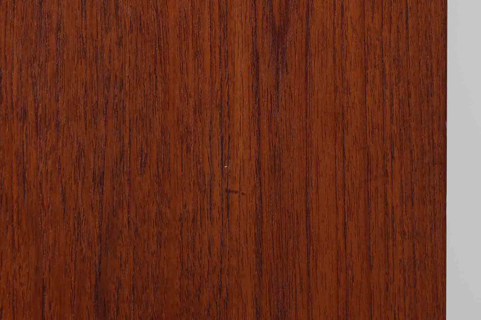 Hundevad&amp;amp;Co社製の造りが良いブックシェルフです。良質なオーク材が使用されています。大型で様々な本が収納可能です。PoulHundevadならではの棚板前面のスリットとタボが見えない設計により非常にすっきりとした印象に仕上がっています。