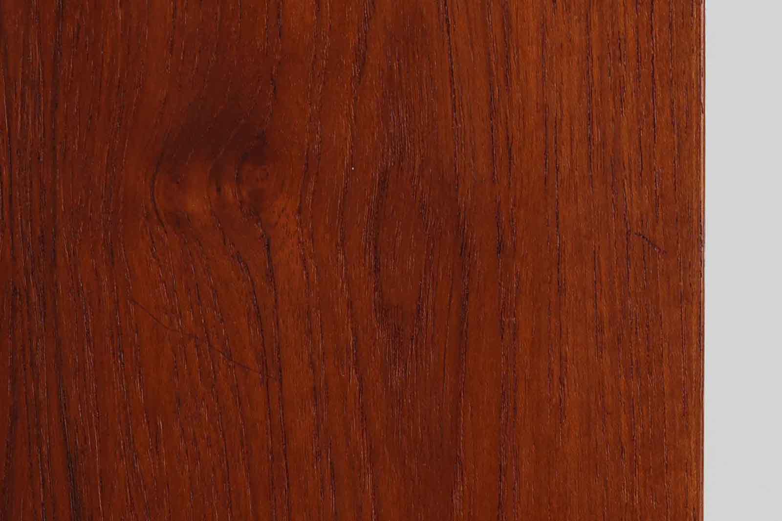 Hundevad&amp;amp;Co社製の造りが良いブックシェルフです。良質なオーク材が使用されています。大型で様々な本が収納可能です。PoulHundevadならではの棚板前面のスリットとタボが見えない設計により非常にすっきりとした印象に仕上がっています。