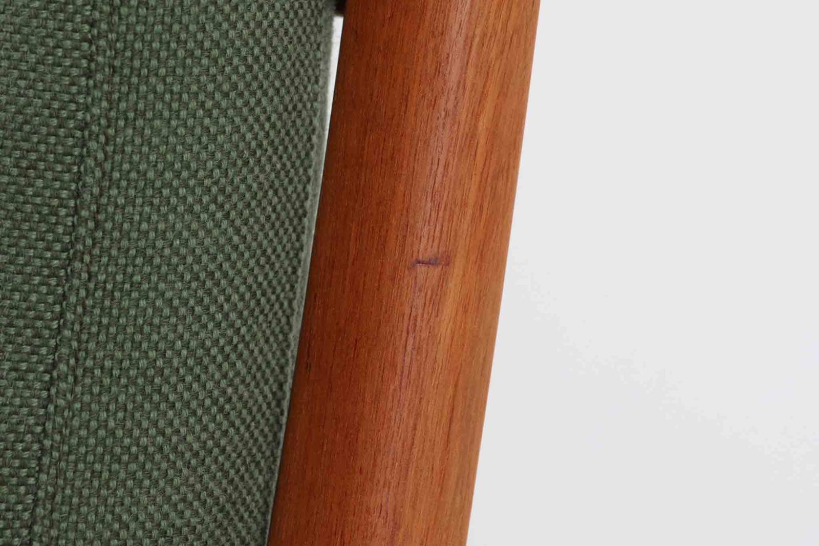 OleWanscherによりデザインされたmodel166シングルソファです。ハイバック且つフレームがチーク材の希少なモデルとなっております。座面と背もたれにスプリングが内包されており座り心地も良好です。