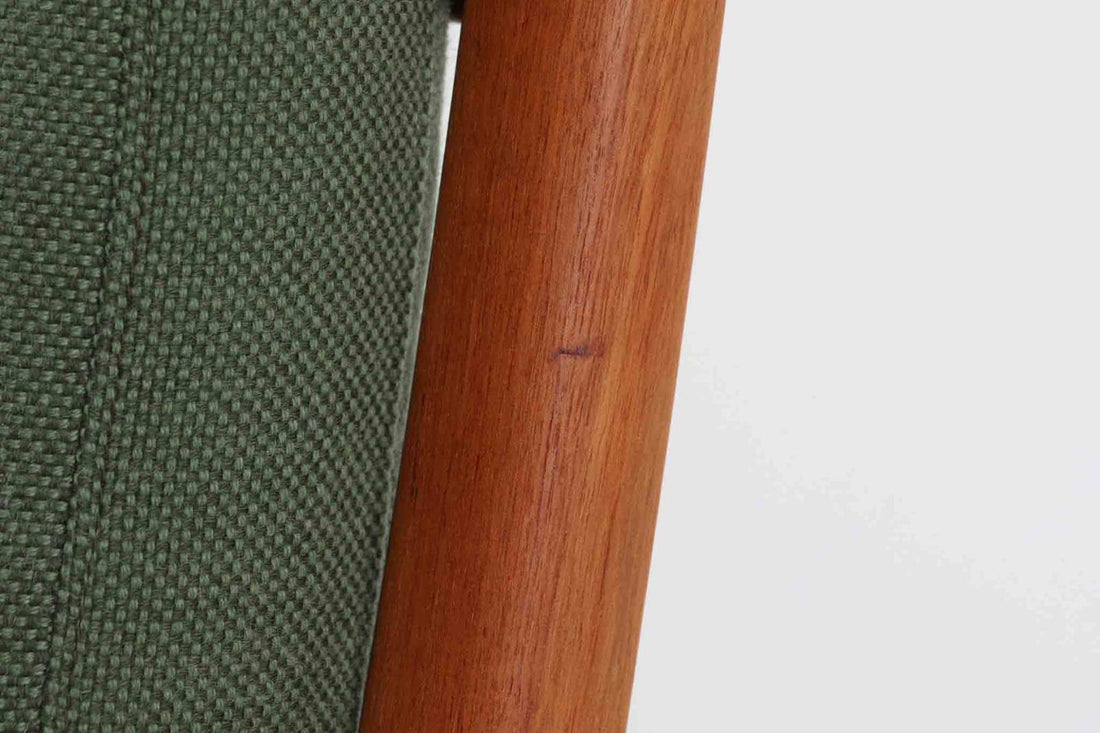 OleWanscherによりデザインされたmodel166シングルソファです。ハイバック且つフレームがチーク材の希少なモデルとなっております。座面と背もたれにスプリングが内包されており座り心地も良好です。
