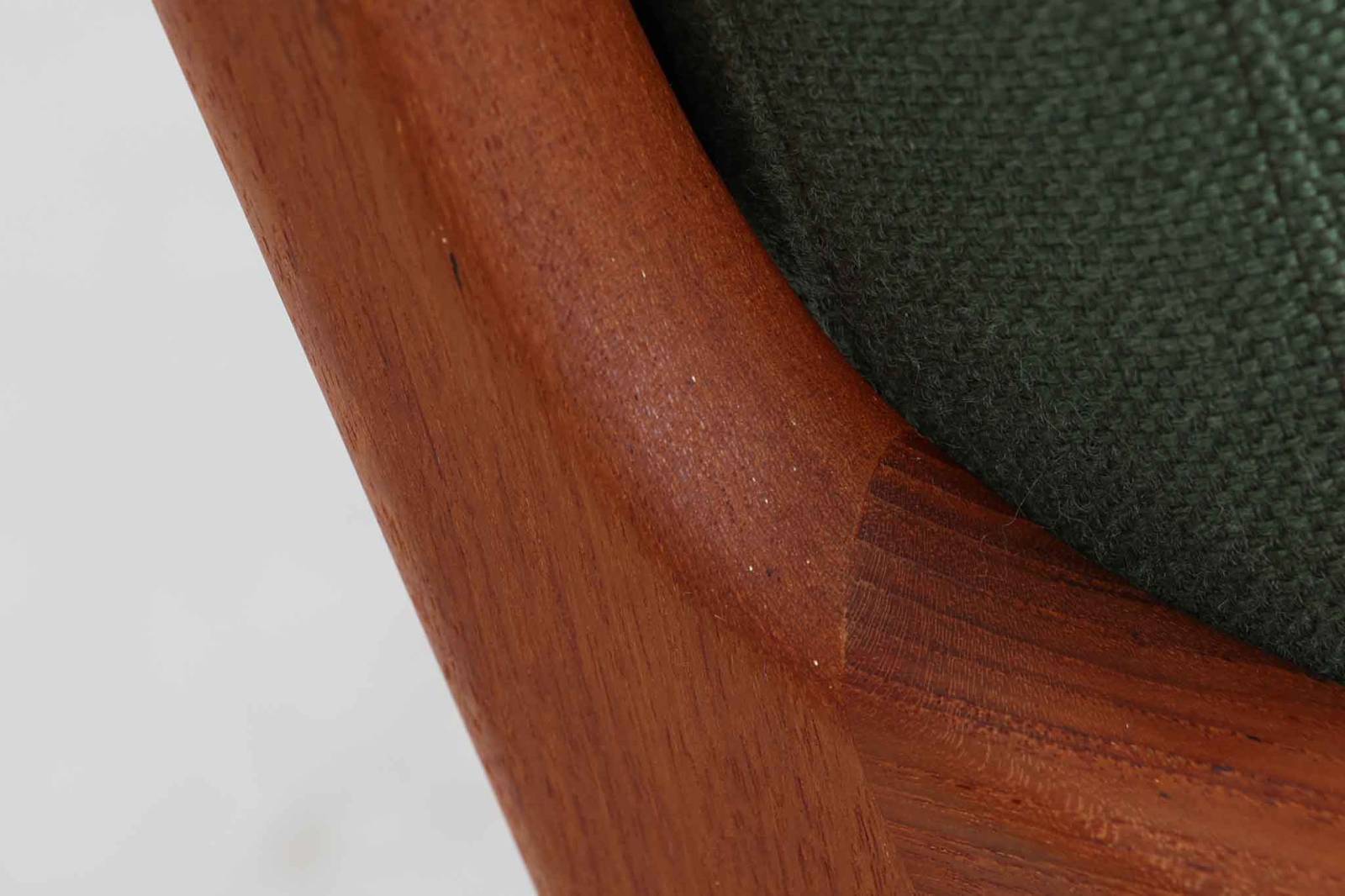 OleWanscherによりデザインされたmodel166シングルソファです。ハイバック且つフレームがチーク材の希少なモデルとなっております。座面と背もたれにスプリングが内包されており座り心地も良好です。