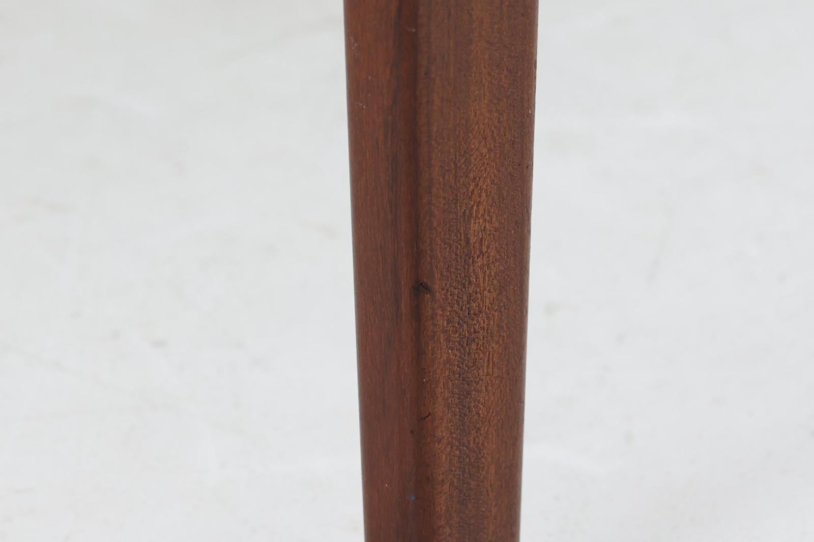 デンマークより買い付けた両袖デスクです。小ぶりで使い勝手の良いサイズ感です。背面も綺麗に仕上げられており、お部屋の真ん中に置いてもご使用いただけます。良質なチーク材が使用されています。