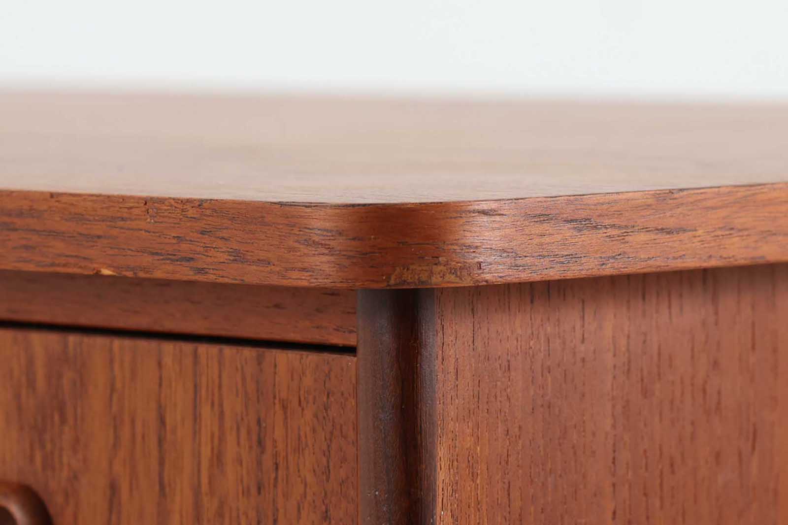 デンマークより買い付けた両袖デスクです。小ぶりで使い勝手の良いサイズ感です。背面も綺麗に仕上げられており、お部屋の真ん中に置いてもご使用いただけます。良質なチーク材が使用されています。