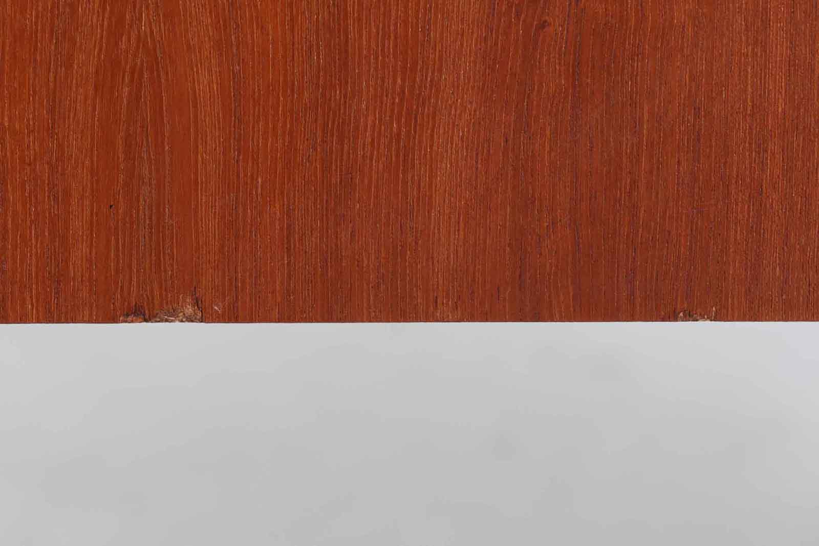 デンマークより買い付けた両袖デスクです。シンプルなデザインで使い勝手が良さそうです。良質なチーク材が使用されており、デンマーク家具ならではの暖かみのある雰囲気です。