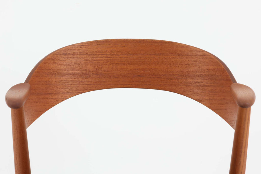 Kai Kristiansenのネイルチェアは、デンマークの名工によって手作りされ、その独創的なデザインと高品質なクラフトマンシップで称賛されています。洗練された背もたれの曲線と美しい木製のフレーム、そして小さなアームが特徴で、快適な座り心地を提供してくれます。デスクチェアとしてもお勧めです。