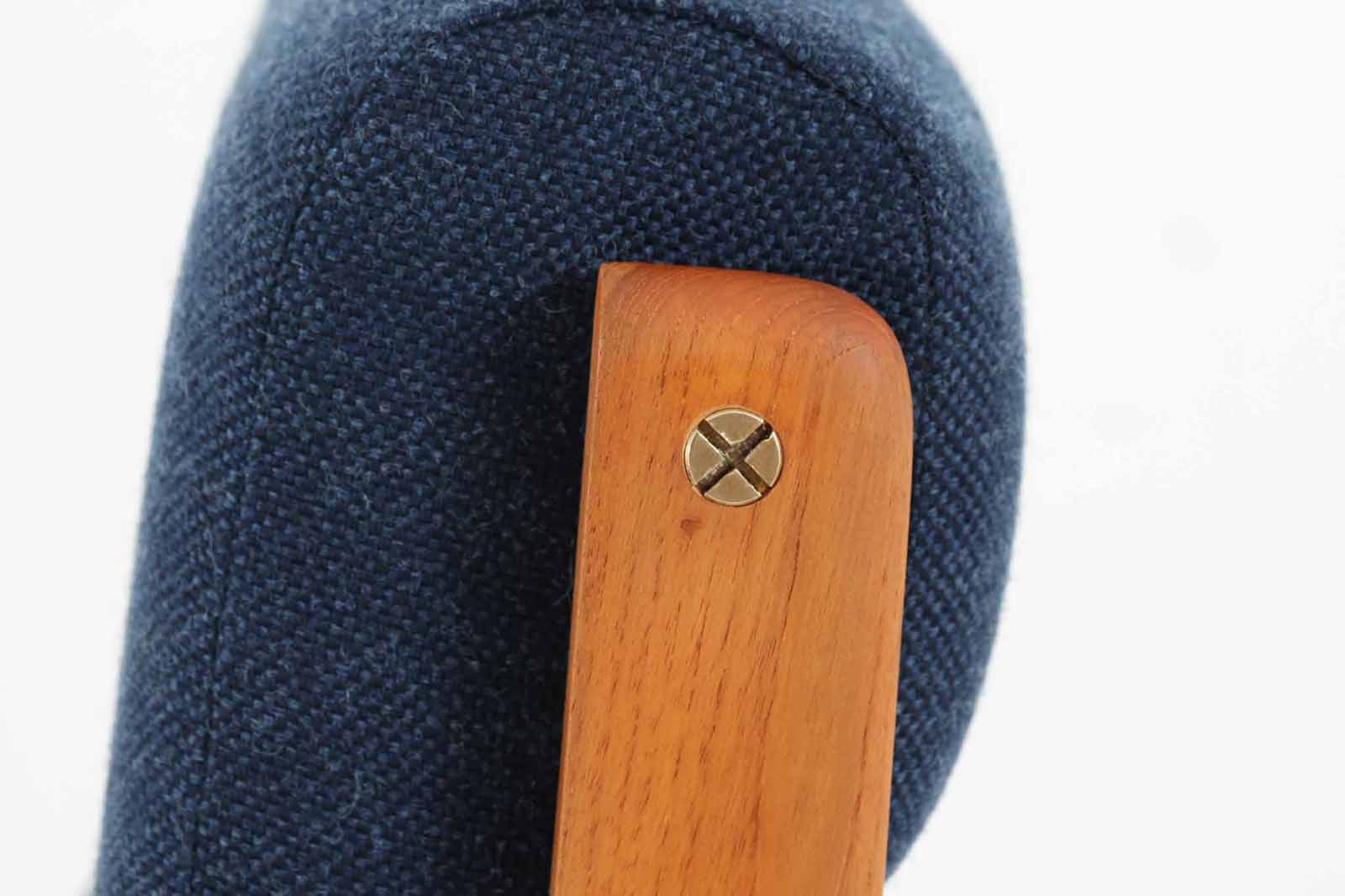 北欧家具を代表するソファ『GE290A』です。クッション内部にはスプリングが内包されており座り心地も良好です。こちらはチーク材の希少なモデルで状態も良好です。